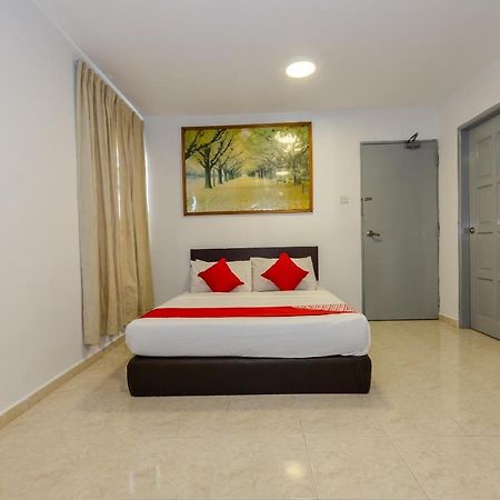 Oyo 1090 Hollitel Hotel Melaka Экстерьер фото