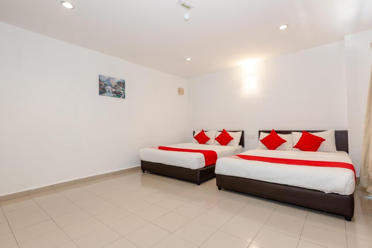 Oyo 1090 Hollitel Hotel Melaka Экстерьер фото
