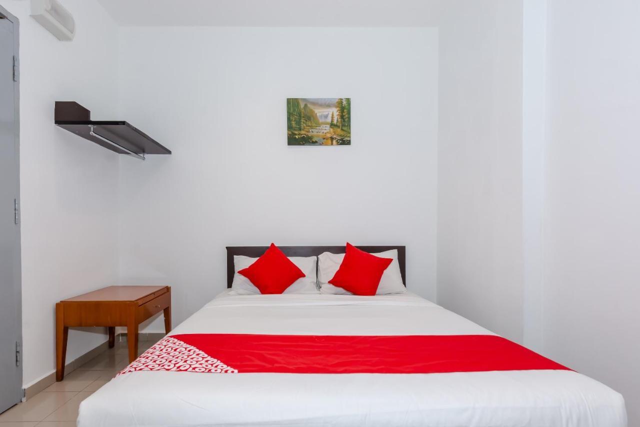 Oyo 1090 Hollitel Hotel Melaka Экстерьер фото