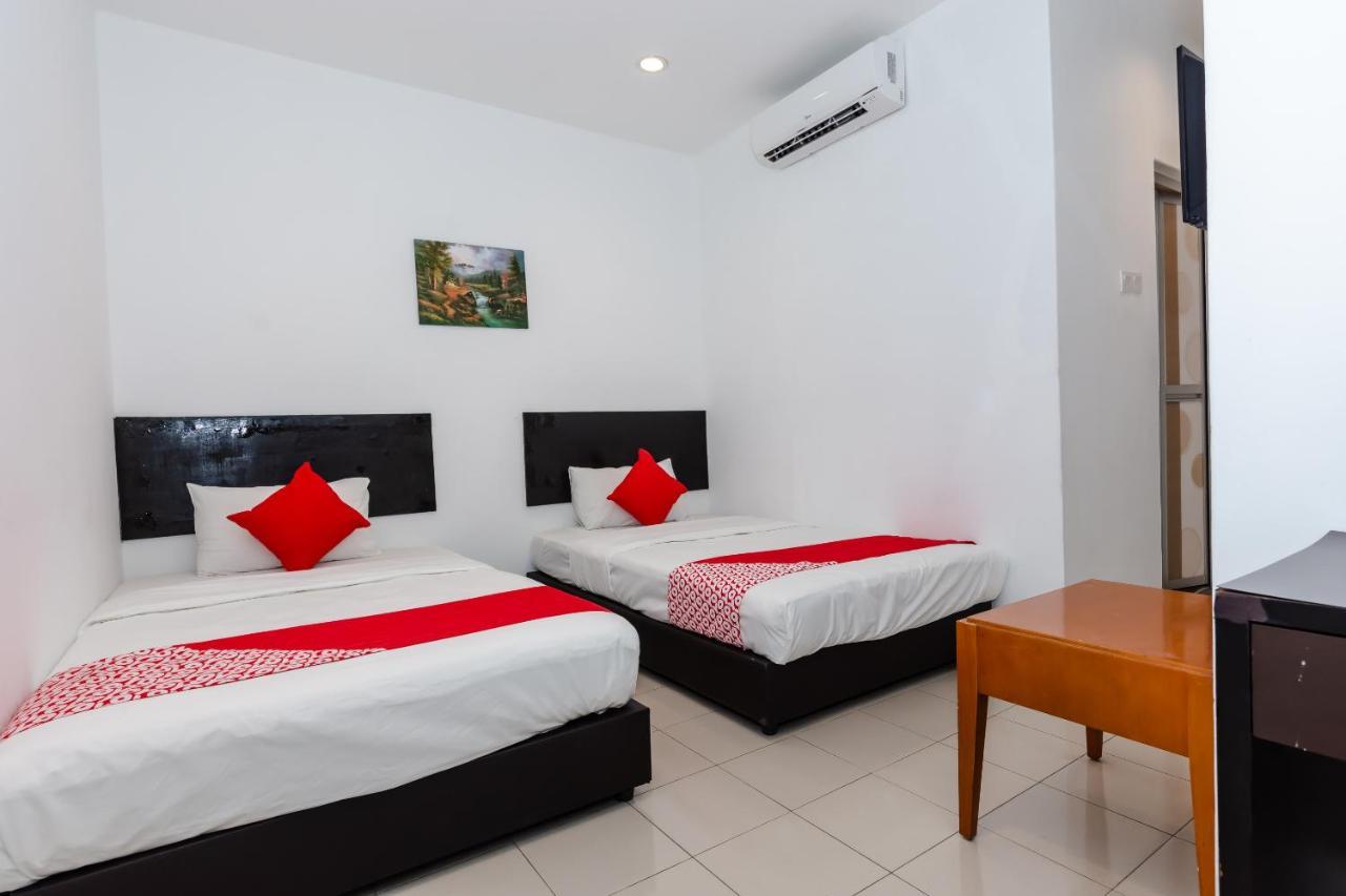 Oyo 1090 Hollitel Hotel Melaka Экстерьер фото