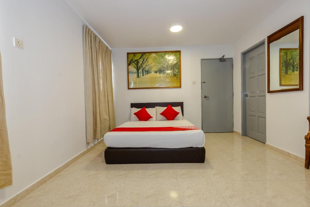 Oyo 1090 Hollitel Hotel Melaka Экстерьер фото