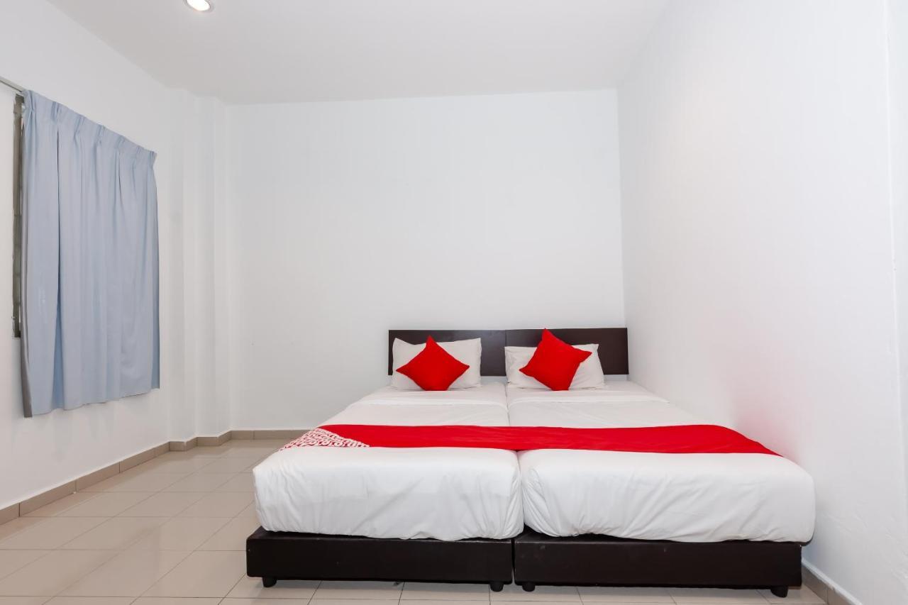 Oyo 1090 Hollitel Hotel Melaka Экстерьер фото