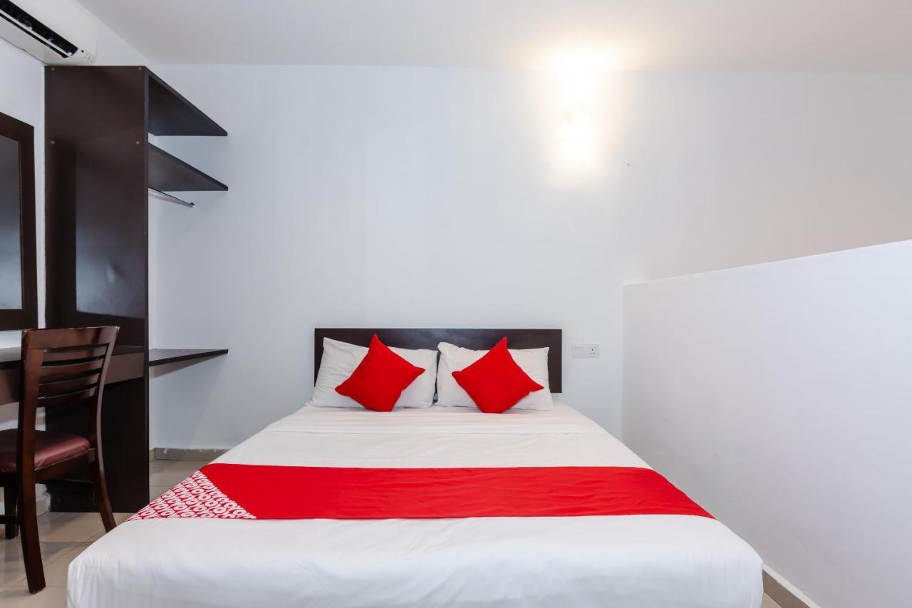 Oyo 1090 Hollitel Hotel Melaka Экстерьер фото
