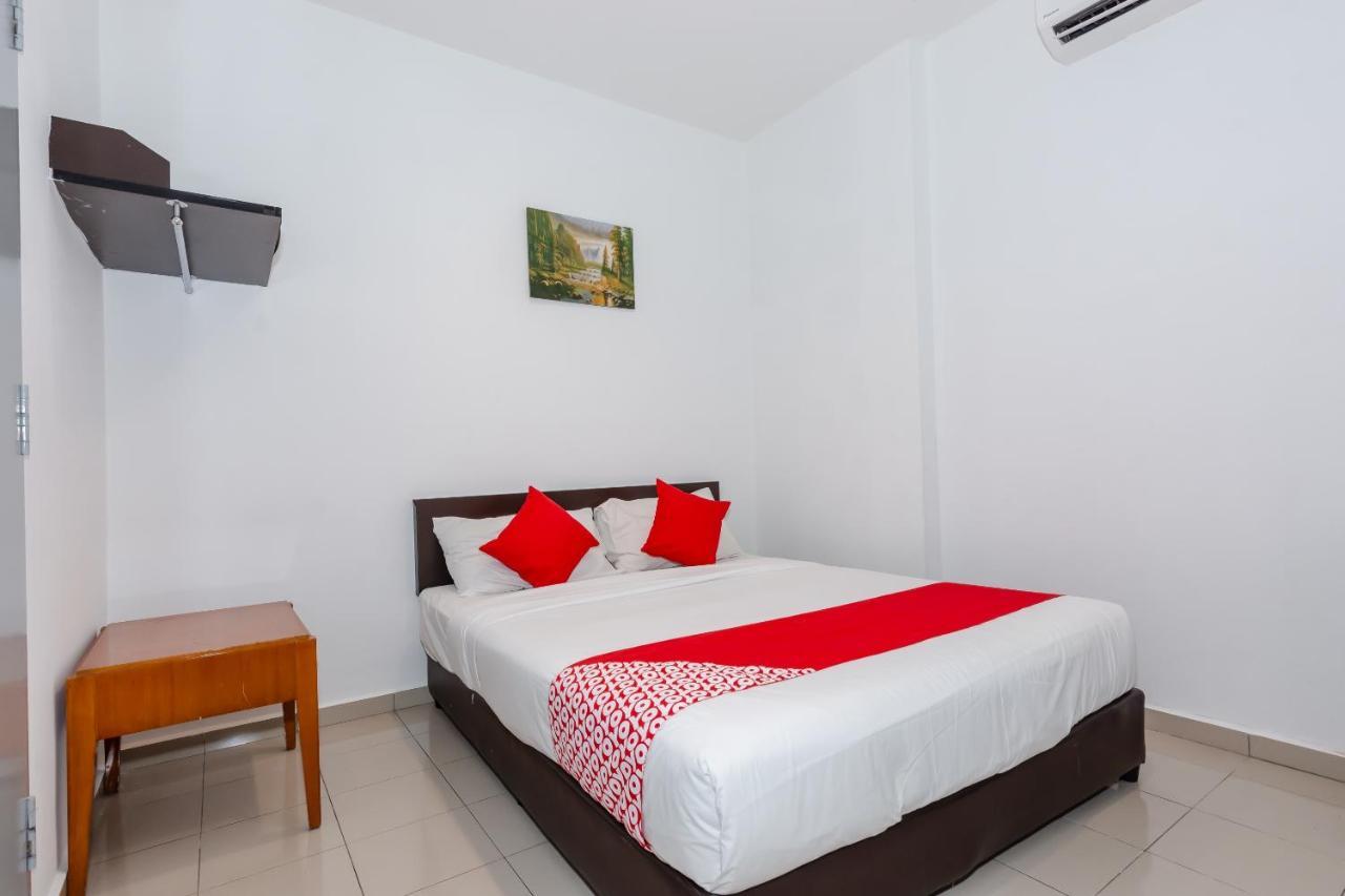 Oyo 1090 Hollitel Hotel Melaka Экстерьер фото