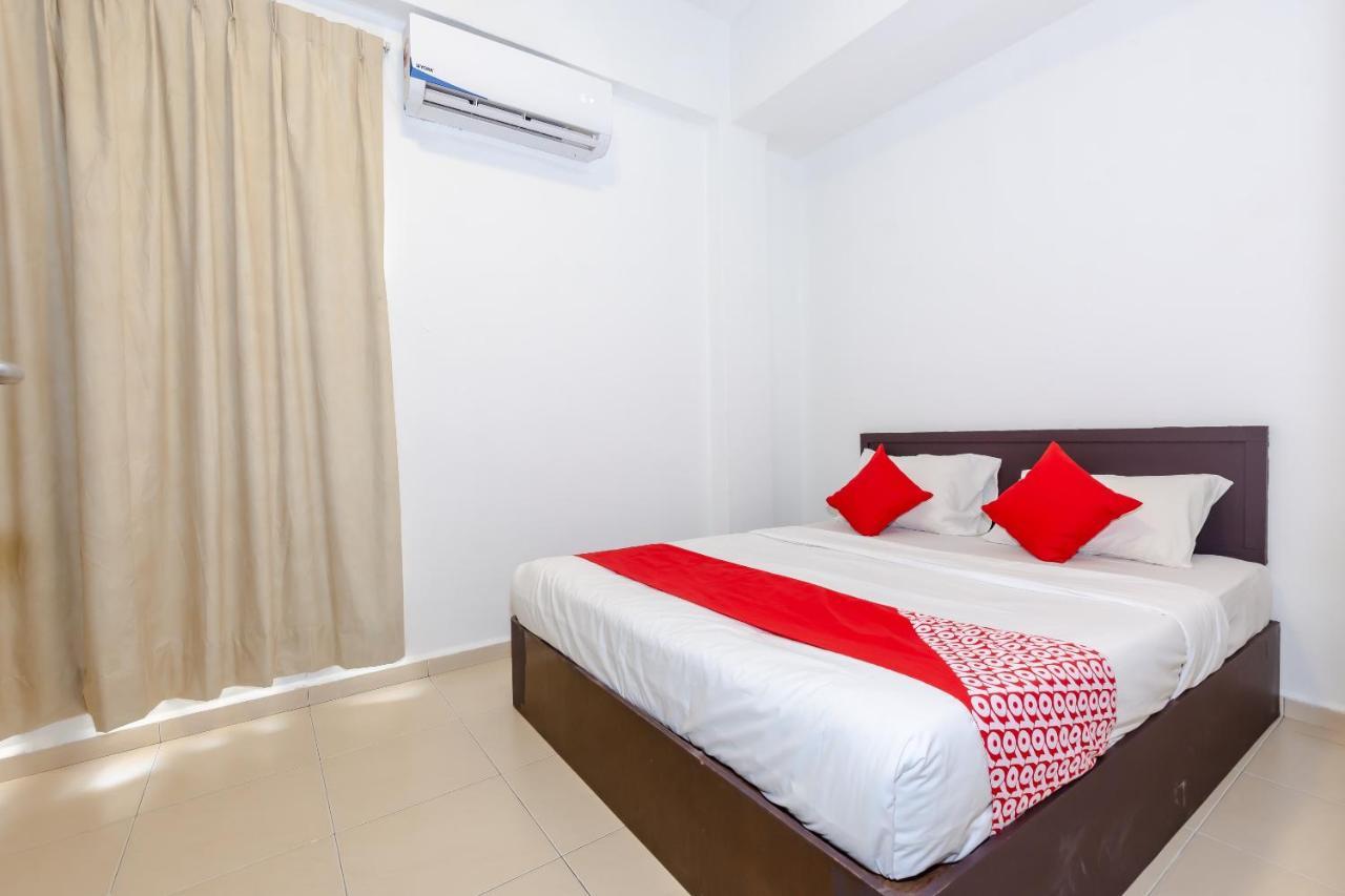 Oyo 1090 Hollitel Hotel Melaka Экстерьер фото
