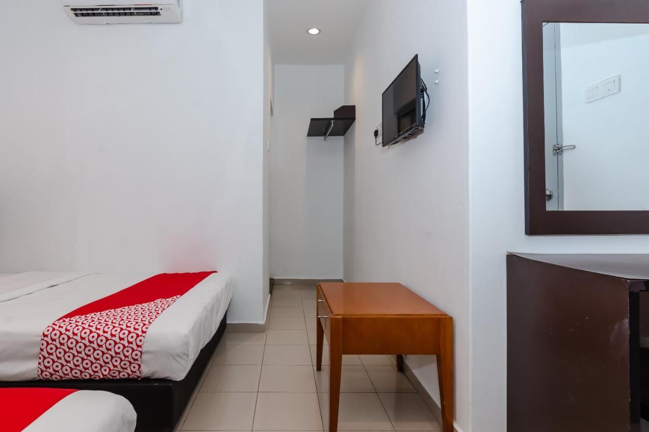 Oyo 1090 Hollitel Hotel Melaka Экстерьер фото