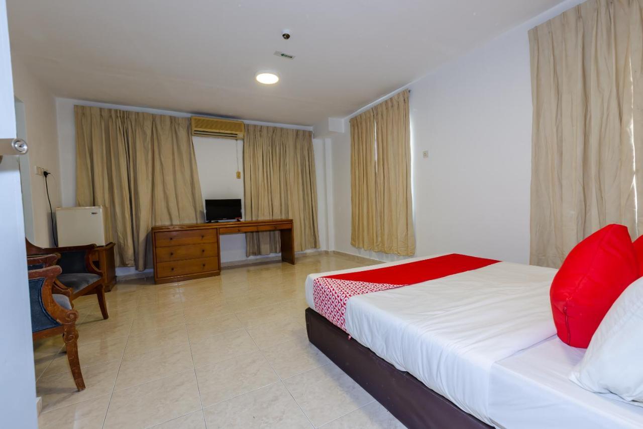 Oyo 1090 Hollitel Hotel Melaka Экстерьер фото