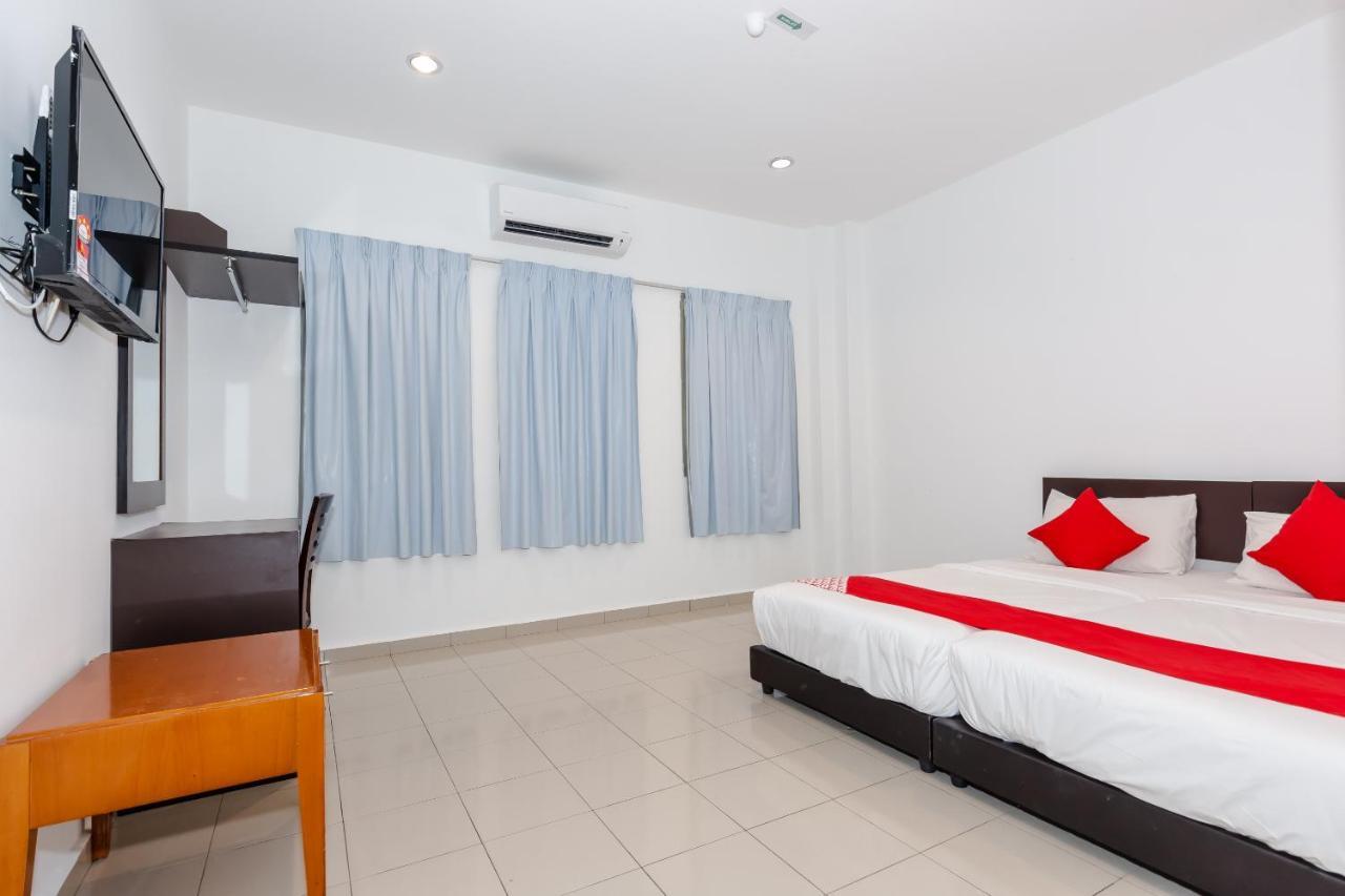 Oyo 1090 Hollitel Hotel Melaka Экстерьер фото