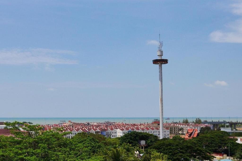 Oyo 1090 Hollitel Hotel Melaka Экстерьер фото