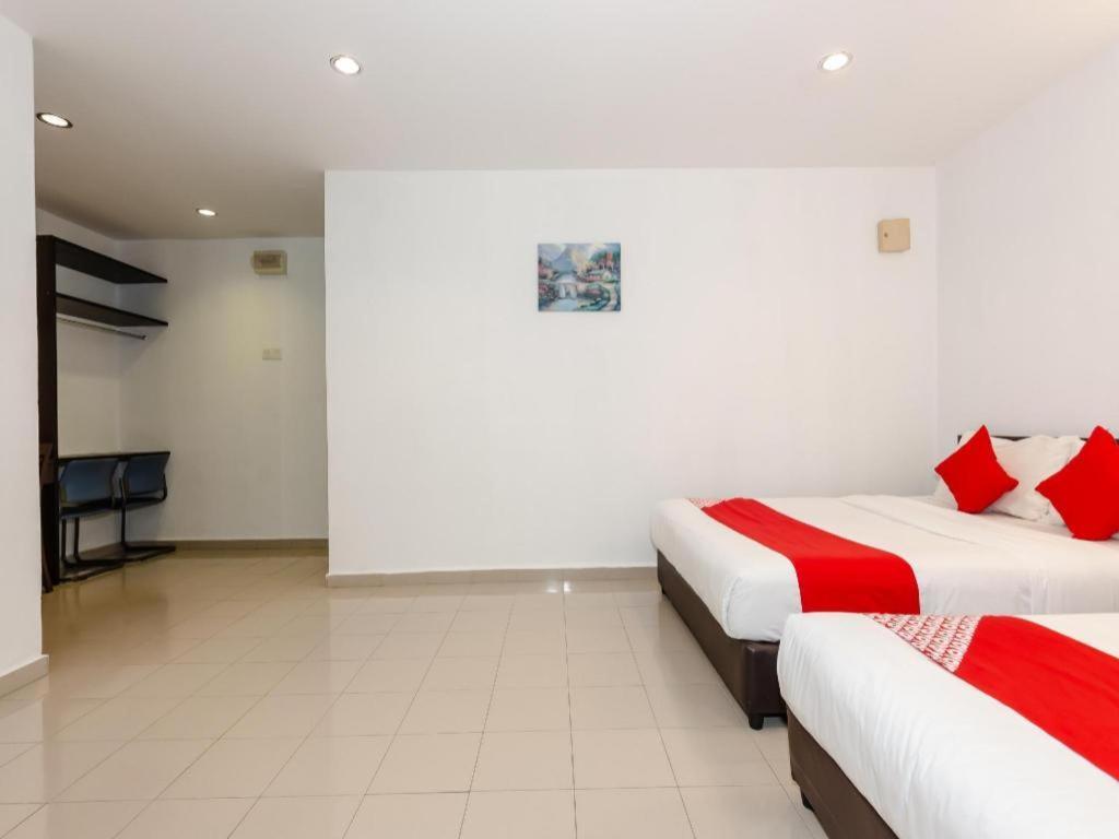 Oyo 1090 Hollitel Hotel Melaka Экстерьер фото