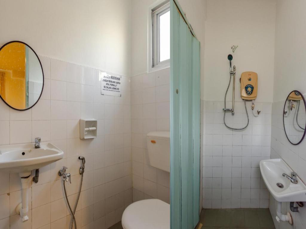 Oyo 1090 Hollitel Hotel Melaka Экстерьер фото