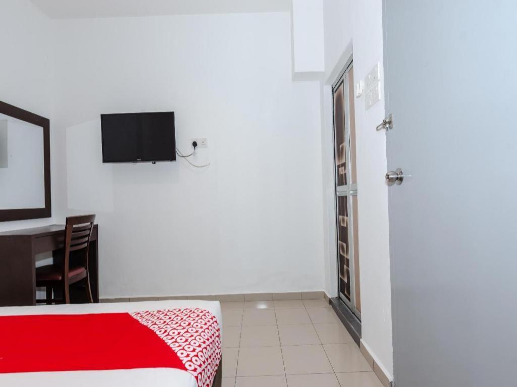 Oyo 1090 Hollitel Hotel Melaka Экстерьер фото