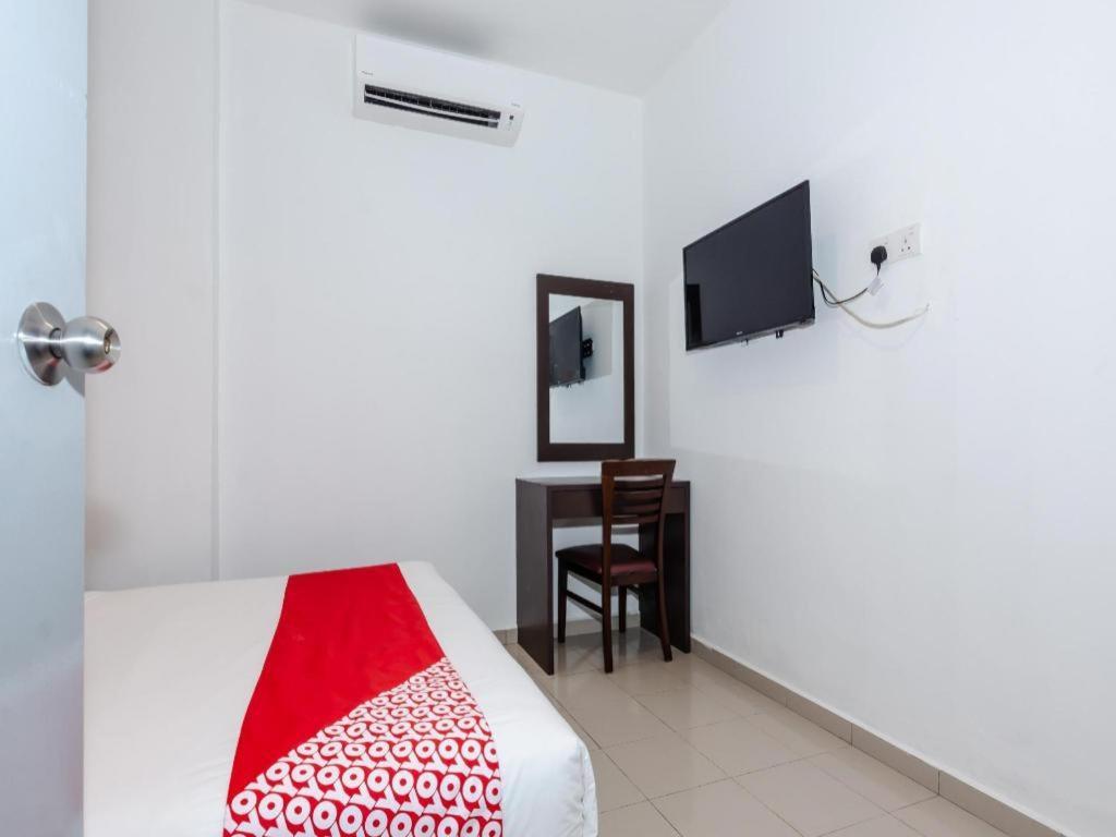 Oyo 1090 Hollitel Hotel Melaka Экстерьер фото