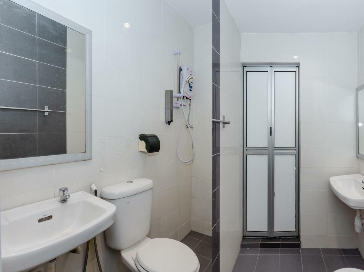 Oyo 1090 Hollitel Hotel Melaka Экстерьер фото