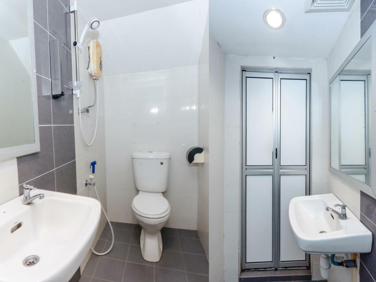 Oyo 1090 Hollitel Hotel Melaka Экстерьер фото