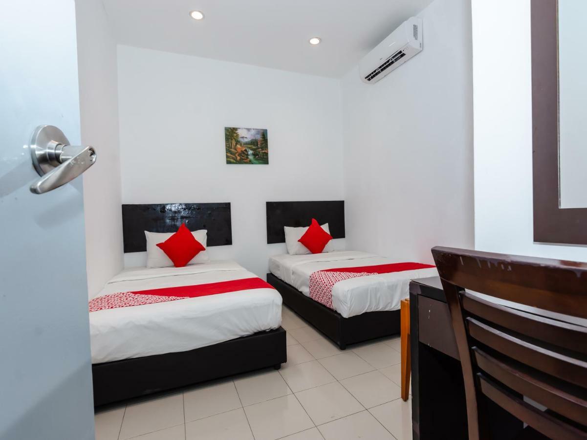 Oyo 1090 Hollitel Hotel Melaka Экстерьер фото