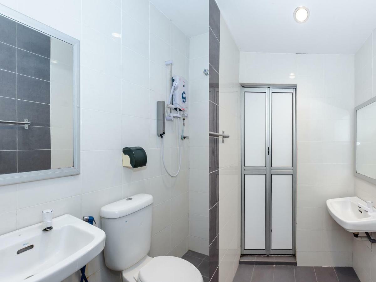 Oyo 1090 Hollitel Hotel Melaka Экстерьер фото
