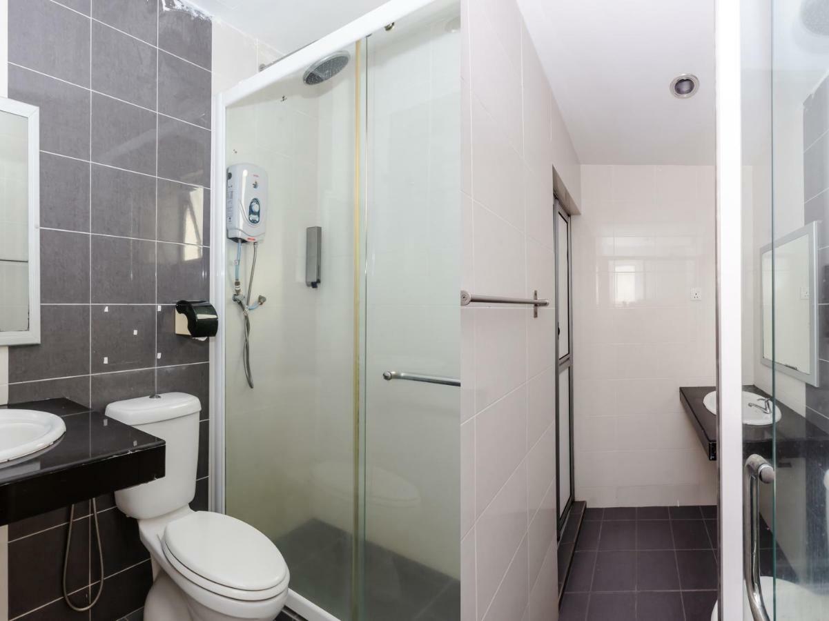Oyo 1090 Hollitel Hotel Melaka Экстерьер фото