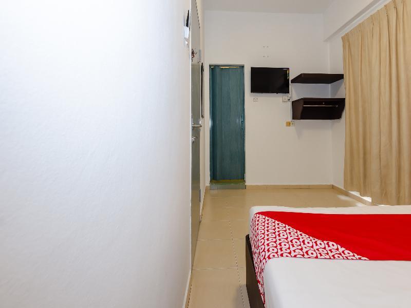Oyo 1090 Hollitel Hotel Melaka Экстерьер фото